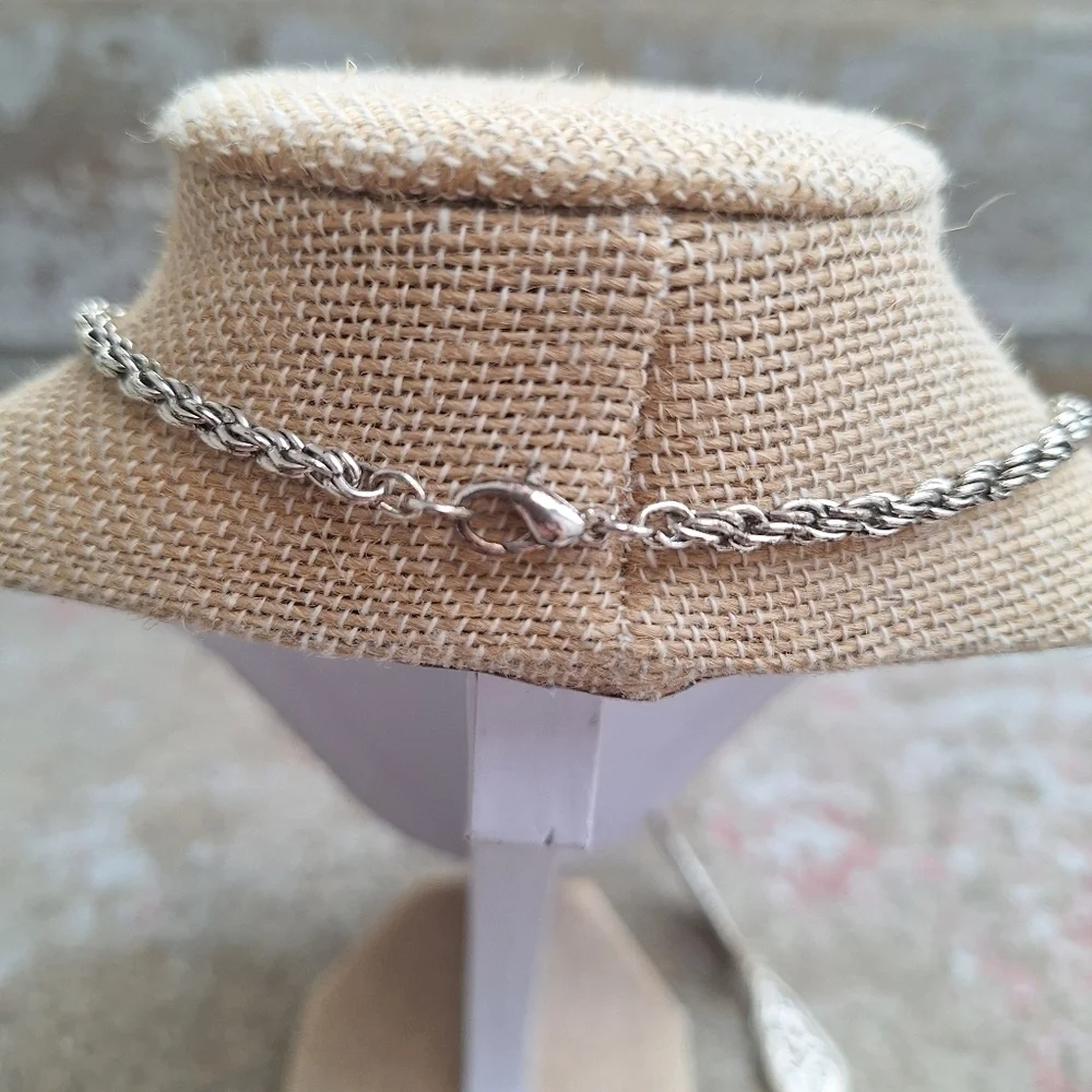 🌟 Elegant Silver Pendant Necklace